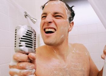 Cantare sotto la doccia: perché ci piace?