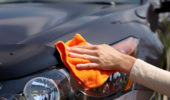 Carenza d'acqua: a Barcellona si può lavare la macchina solo con una spugna
