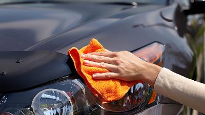 Carenza d’acqua: a Barcellona si può lavare la macchina solo con una spugna