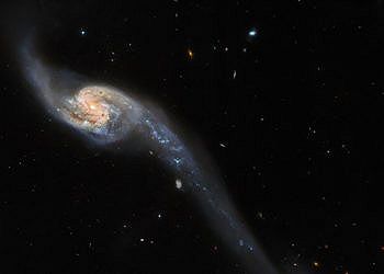 Hubble: ripreso un 'ponte' intergalattico luminoso