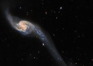 Hubble: ripreso un ‘ponte’ intergalattico luminoso