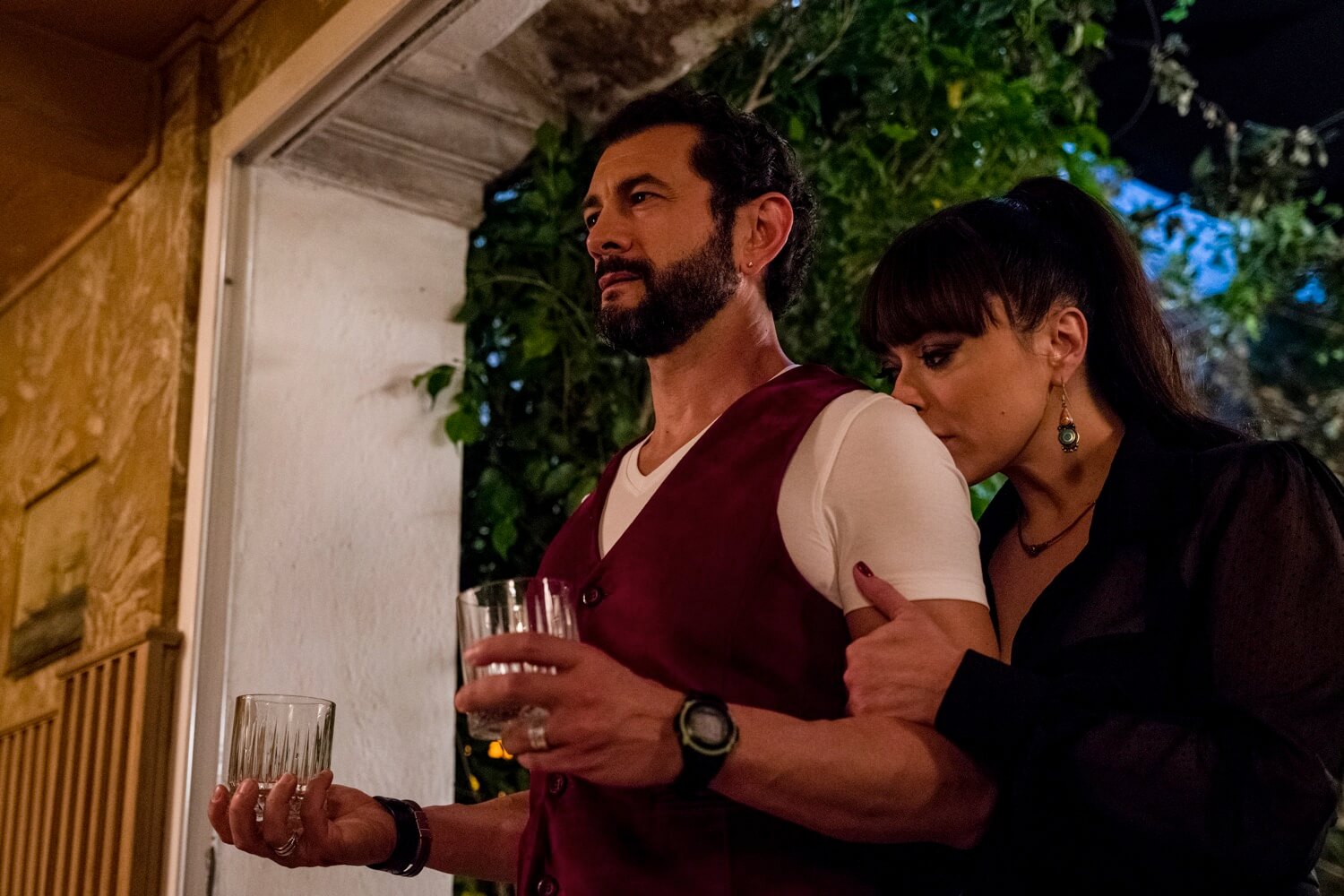 Vicini di casa: trailer e foto della commedia con Claudio Bisio al cinema dal primo dicembre