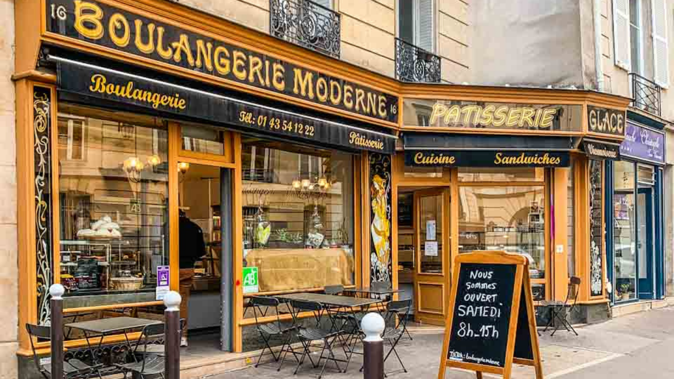 Emily in Paris: dalle location ai nuovi gadget