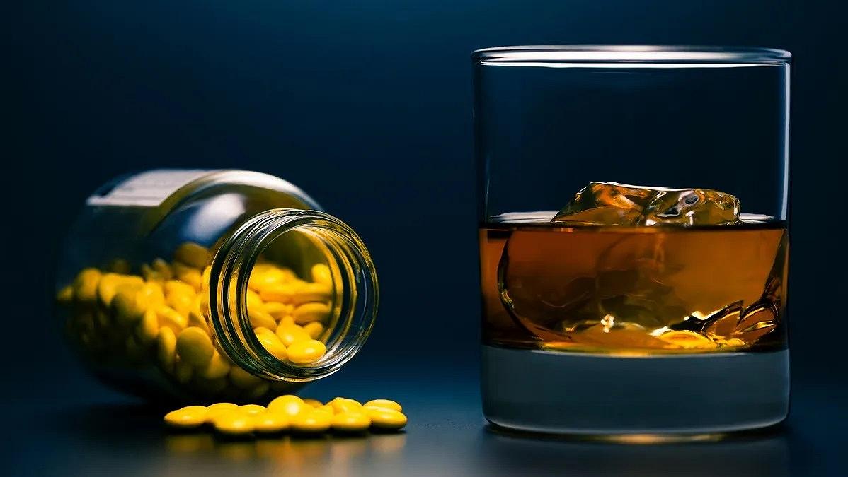 Alcol e farmaci: ecco perché non devi mescolarli