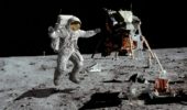 astronauta salta sulla Luna
