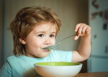 Bambini: consigli per insegnare loro a mangiare da soli