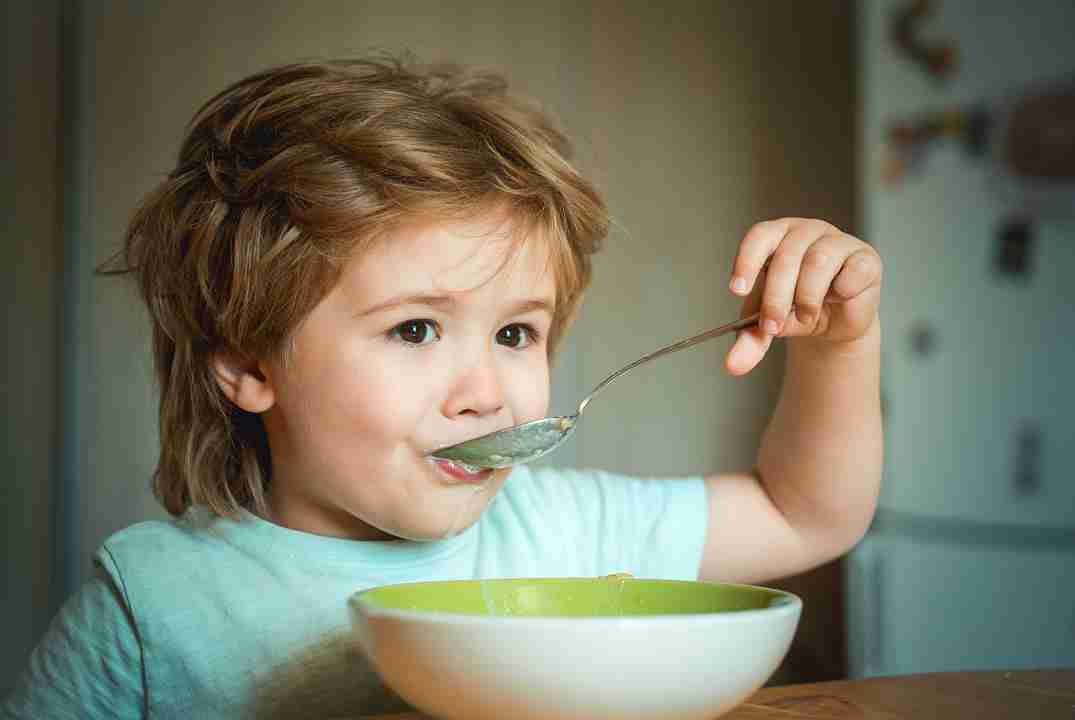 bambina che mangia da sola