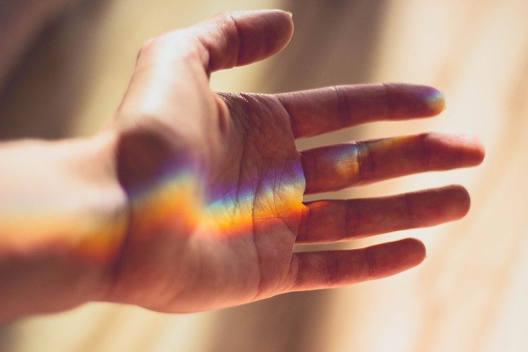 Strani sintomi COVID-19: colpiscono le dita delle mani, dei piedi e persino la lingua delle persone
