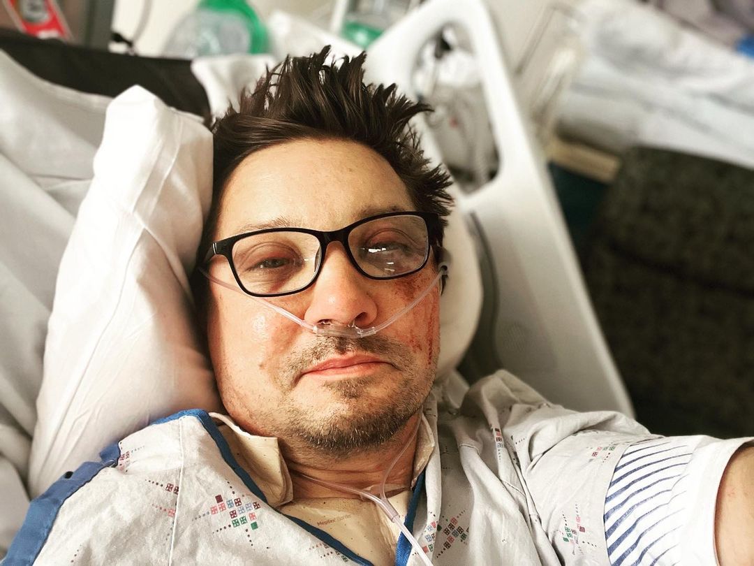 Jeremy Renner si mostra su Instagram dopo l’incidente