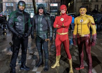 The Flash 9: ecco i supereroi dell'Arrowverse riuniti in una foto sul set