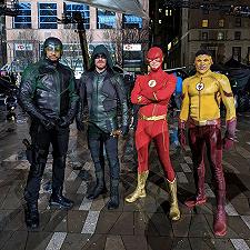 The Flash 9: ecco i supereroi dell’Arrowverse riuniti in una foto sul set