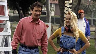 Pamela Anderson ha rivelato che Tim Allen si è mostrato nudo a lei sul set di Quell’Uragano di Papà