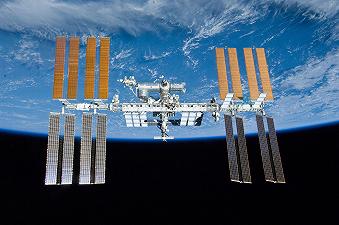 Gli astronauti della ISS stanno costruendo oggetti che non potrebbero esistere sulla Terra