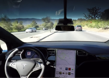 Tesla, il famoso video della Model X che guida da sola era un falso: "costruito ad arte con diversi ciak"