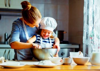 Bambini: mangiano più frutta e verdura se aiutano in cucina