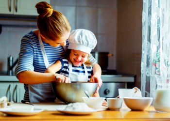 Children: They eat more fruit and vegetables if they help in the kitchen