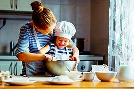 Bambini: mangiano più frutta e verdura se aiutano in cucina