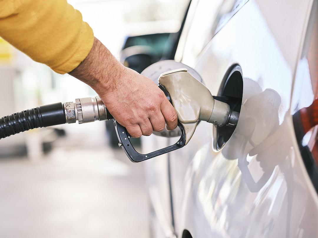 Carburanti: lieve riduzione dei prezzi