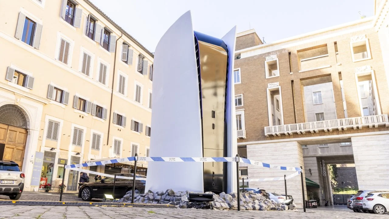 Una gigantesca PS5 è comparsa a Roma: continua la campagna promozionale di Sony