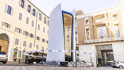 Una gigantesca PS5 è comparsa a Roma: continua la campagna promozionale di Sony