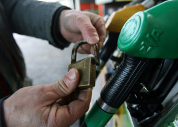 Benzina: in Italia dovrebbe costare meno che in Europa
