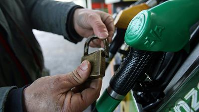 Benzina: in Italia dovrebbe costare meno che in Europa