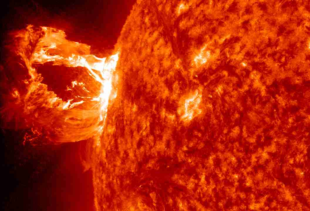 esplosione sulla superficie solare