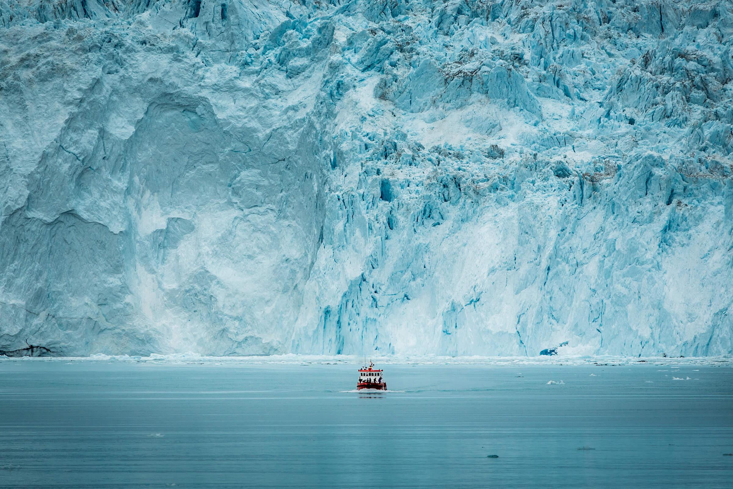 Glacier перевод. Ледник Илулиссат Гренландия. Ледяной каньон Гренландия. Ледник Якобсхавн Гренландия. Гренландия таяние ледника.