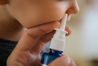 Russare: un semplice spray nasale riduce significativamente il problema
