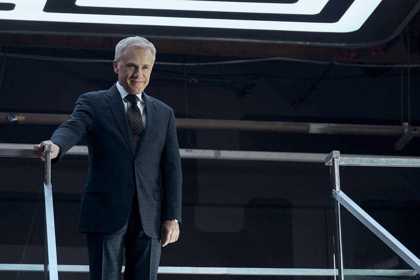 The Consultant: foto ufficiali della serie Prime Video con Christoph Waltz