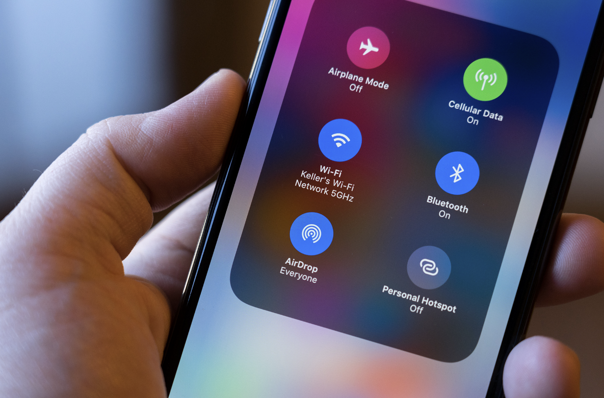 Manda finto allarme bomba usando l’AirDrop degli iPhone. American Airlines annulla il decollo