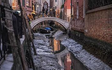 Canali di Venezia: diventano strade, la bassa marea non dipende dal clima
