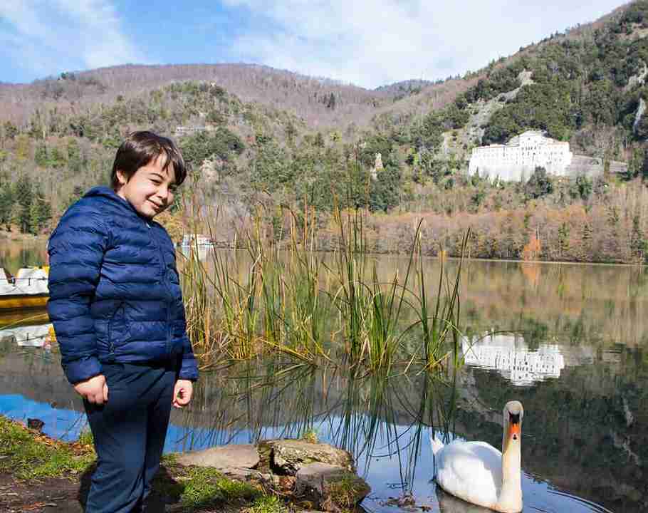 bambino ai laghi di Monticchio in Basilicata