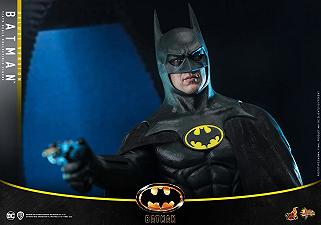 Batman: l’Hot Toys del cavaliere oscuro di Michael Keaton con la Batmobile