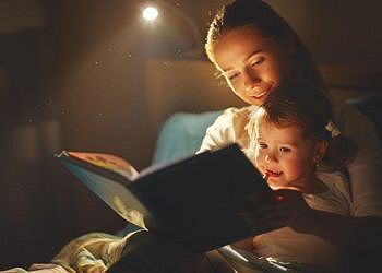 Favole della buonanotte: perché fa bene leggerle ai bambini?