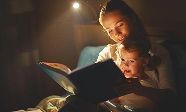 Favole della buonanotte: perché fa bene leggerle ai bambini?