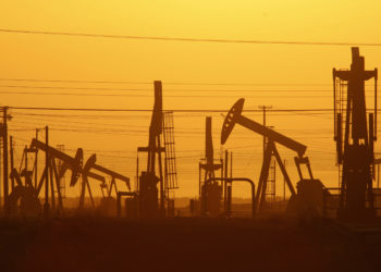 Petrolio: leggero calo dopo conferma produzione Opec