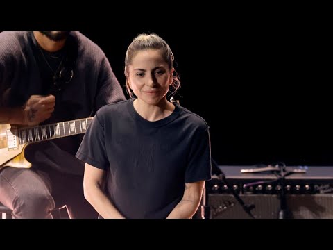 Oscar 2023: Lady Gaga canta in acustico Hold My Hand