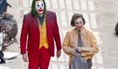 Joker: Folie à Deux - Joaquin Phoenix rincorso dai suoi sosia in un video dal set