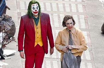 Joker: Folie à Deux – Joaquin Phoenix rincorso dai suoi sosia in un video dal set