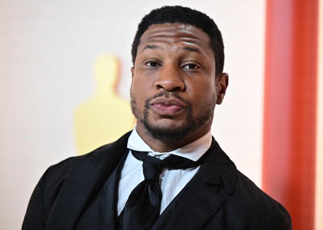 Jonathan Majors accusato di violenza e molestie