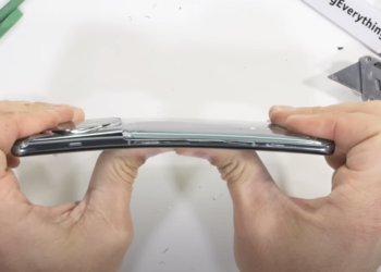 OnePlus 11 supera la prova di JerryRigEverything: il telefono non si spezza come un grissino