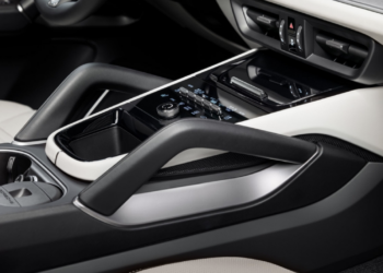 La nuova Porsche Cayenne segna il ritorno dei tasti fisici sulle auto di fascia premium