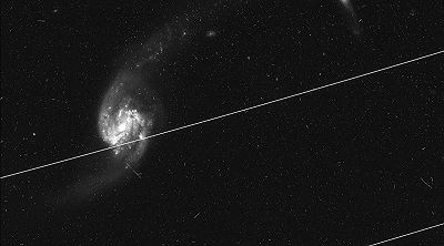 I satelliti Starlink continuano a rovinare le immagini scattate da Hubble e dagli altri telescopi