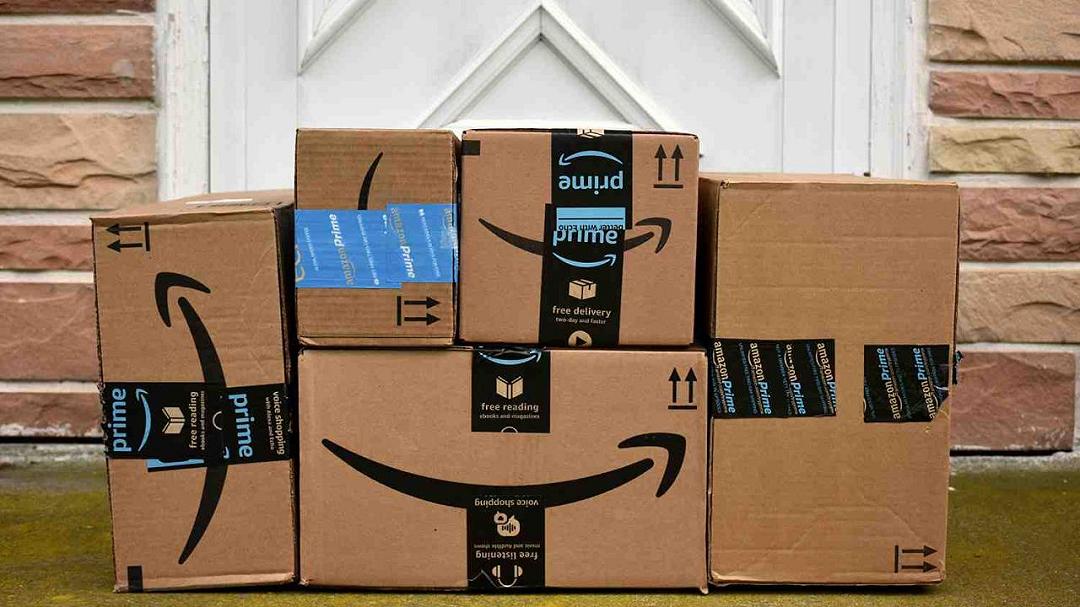 Amazon ha rinunciato all’obiettivo di dimezzare le emissioni di CO2 delle sue spedizioni