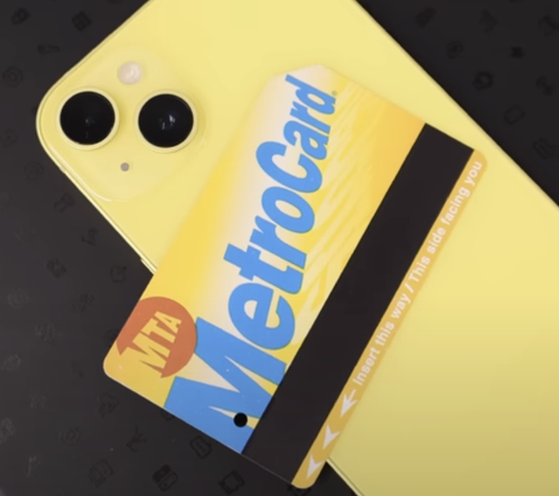 Il nuovo iPhone 14 giallo si mostra in un video di unboxing