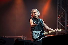 Ligabue. 30 anni in un giorno da oggi nelle sale il cineconcerto del rocker