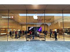 Scavano un buco nel muro e entrano dentro l’Apple Store: rubati iPhone per 500.000$