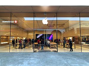 Scavano un buco nel muro e entrano dentro l’Apple Store: rubati iPhone per 500.000$