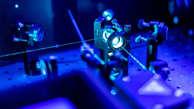 La nuova tecnica della luce blu fa progredire le tecnologie su scala nanometrica